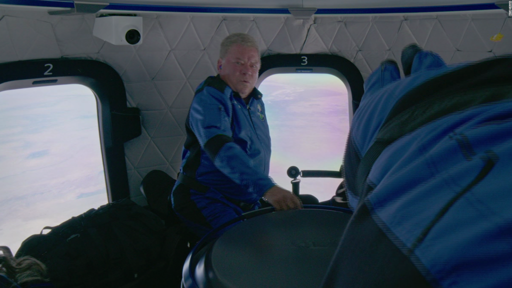 Mira a William Shatner dentro de la cápsula espacial