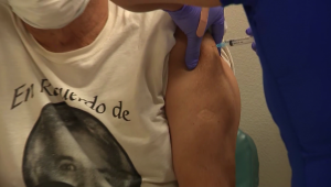 Texas inicia campaña de persuasión para vacunar a adultos
