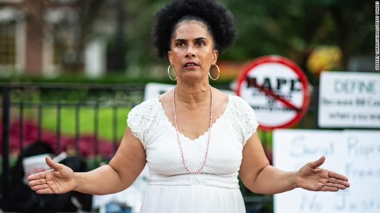 Lili Bernard asiste a una protesta en julio en Filadelfia por la anulación de la condena de Bill Cosby.