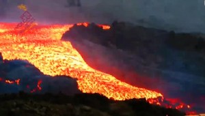"Tsunami" de lava en canales del volcán en La Palma