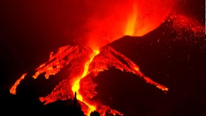 Por qué no te debes acercar a la lava, según vulcanólogo