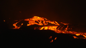 Científicos toman muestras de lava del volcán en erupción