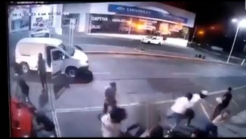 Video registra ataque armado frente a un bar en México