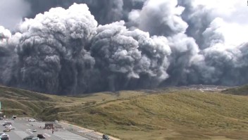Alerta por erupción de volcán en Japón