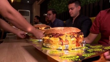 Concurso desafía a comer hamburguesa con 1 kg de carne