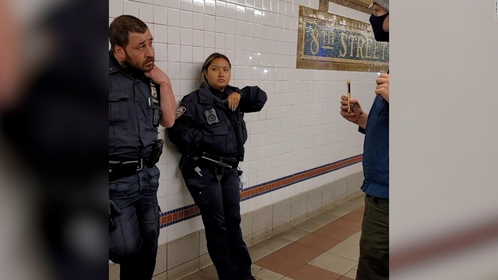 Pasajero confronta a policías que no usan mascarillas