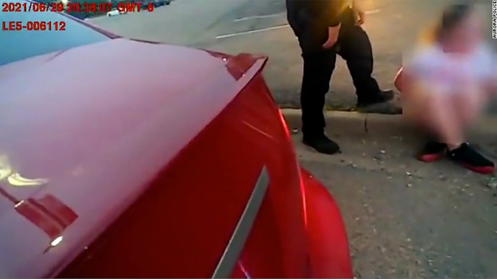 Policía amenaza a adolescente tras detenerla en su auto
