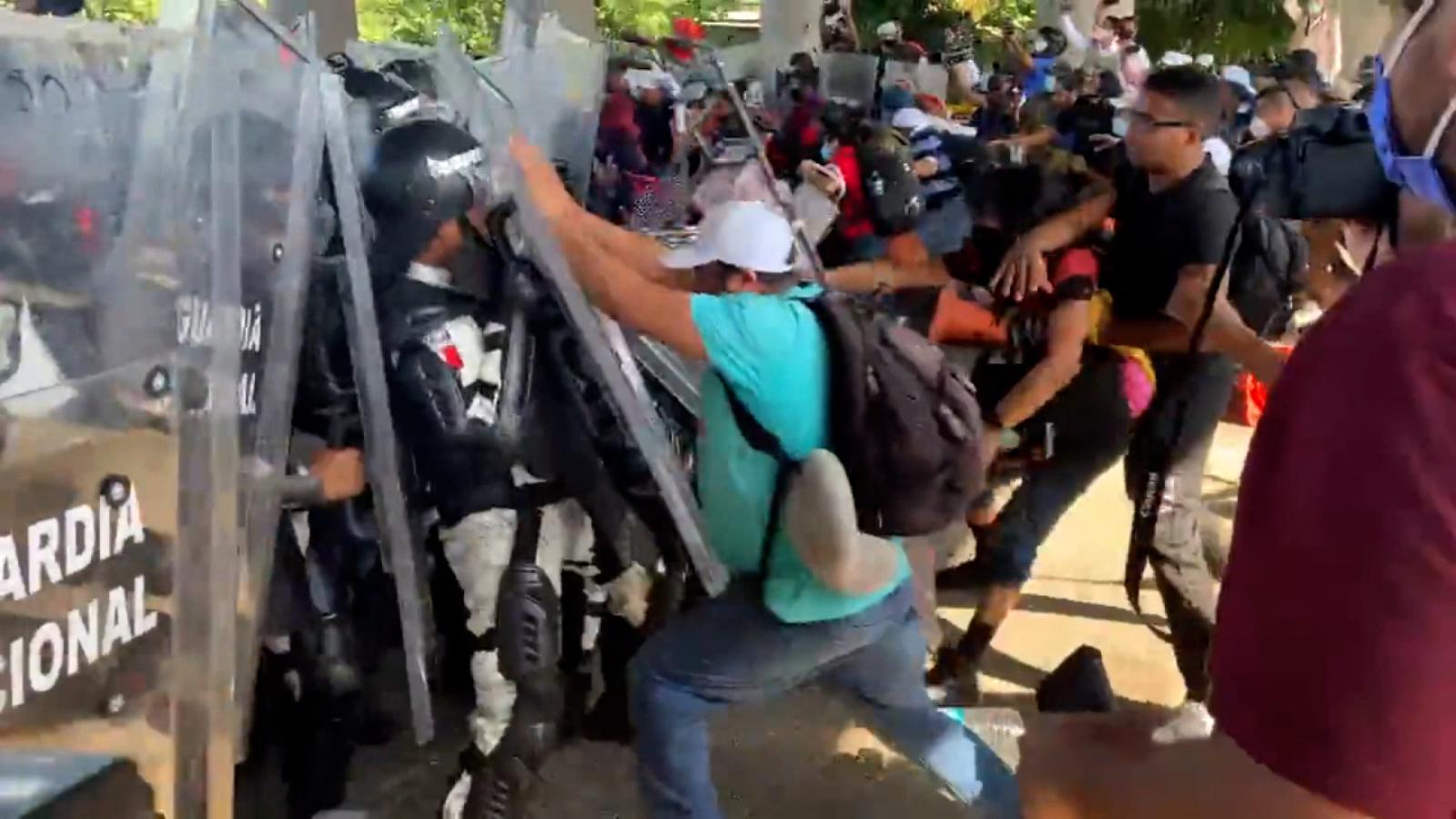 Caravana de migrantes rompe ret n de Guardia Nacional de M xico Video