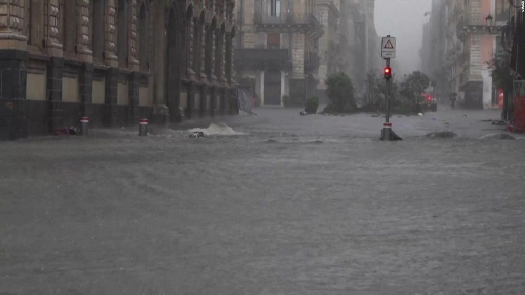 Inundaciones repentinas convierten las calles en ríos