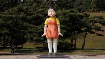 La muñeca de "El juego del calamar", en parque de Seúl