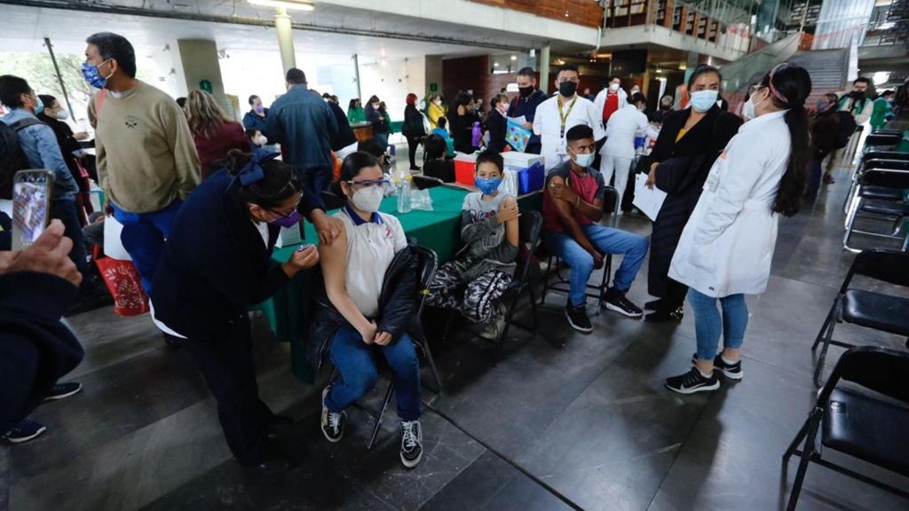 Tello: Falta plan para vacunar a menores de edad en México
