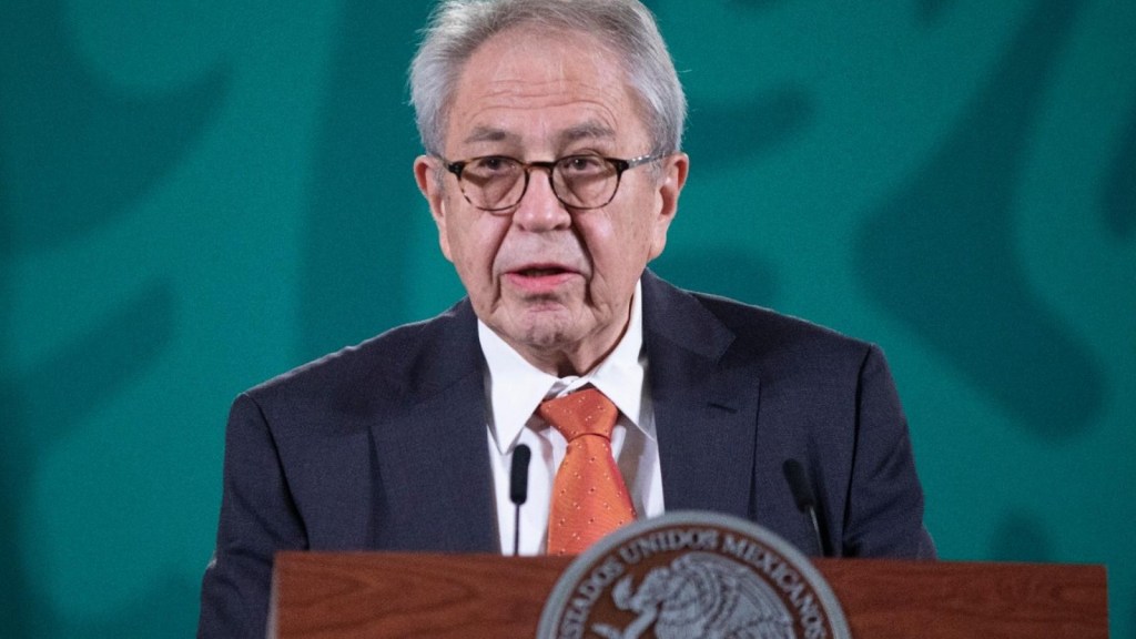 Secretario de Salud de México no vacunaría a sus nietos