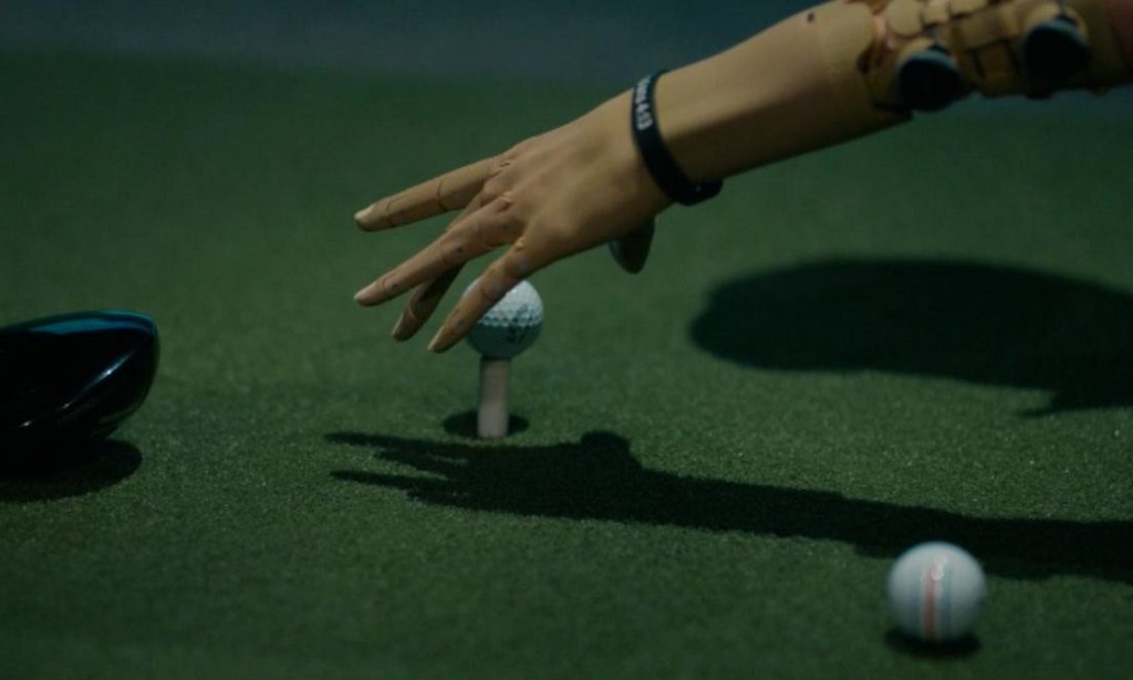 Impulse golfista en el deporte con nuevo brazo ortopédico