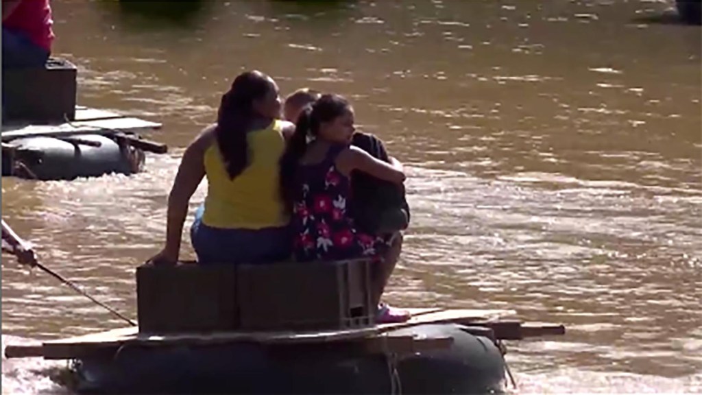 Nikaragua menyeberangi sungai untuk sampai ke Honduras untuk mendapatkan vaksin