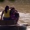 Nicaragüenses cruzan un río para llegar a Honduras y vacunarse
