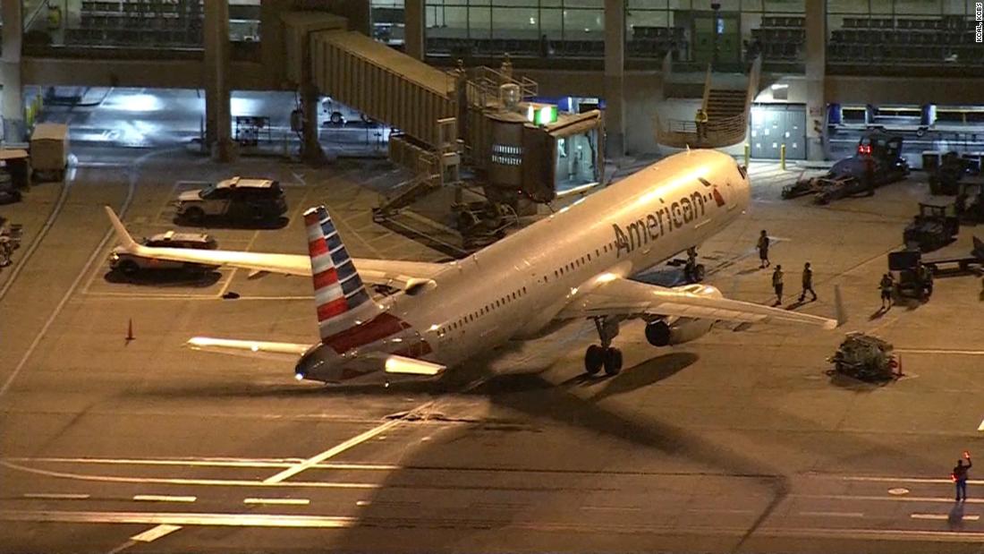 Ataque a una auxiliar de vuelo es 'uno de los peores' en la historia de la aerolínea, dice el CEO de American Airlines
