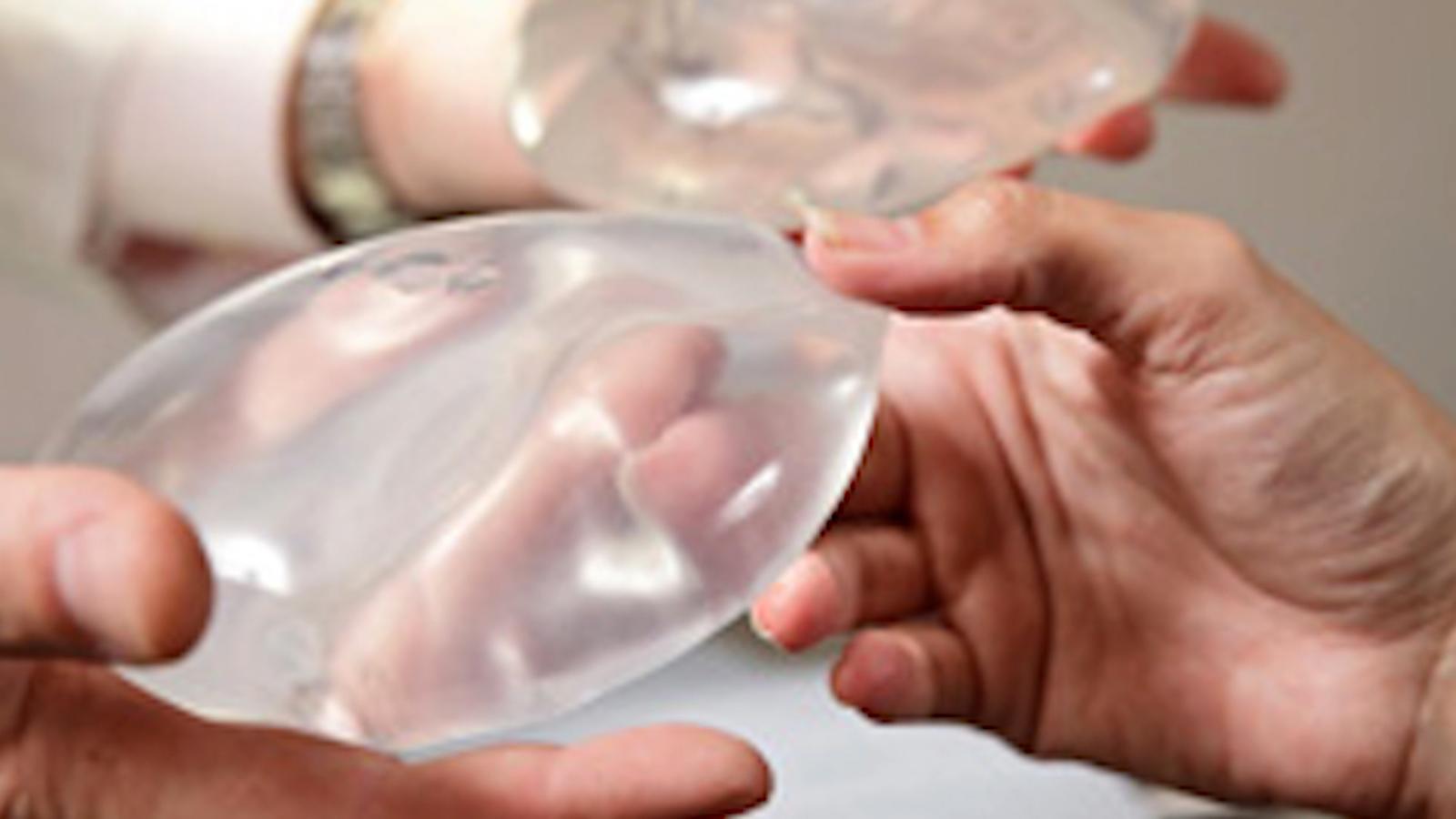 La FDA agrega regulación sobre los riesgos por implantes mamarios