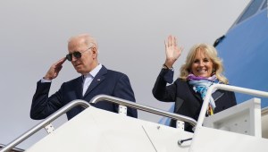 Biden viajó a Europa en medio de las pujas demócratas