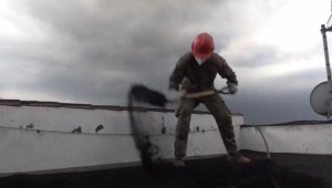 Militares retiran toneladas de ceniza con palas en La Palma