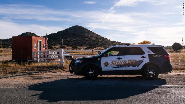 Alec Baldwin disparó 'presunta bala real' en el set de 'Rust', dice el sheriff del condado de Santa Fe
