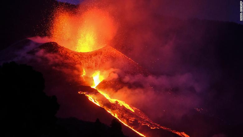 Volcán de La Palma en España hace erupción de forma aún más agresiva