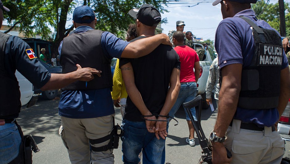 Policías y militares patrullan las calles de Santo Domingo el 19 de junio de 2016.
