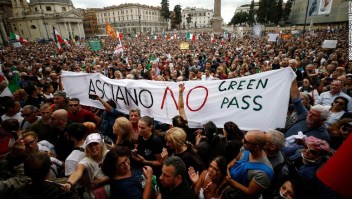 El pase verde covid-19 disparó un debate nacional sobre el fascismo en Italia