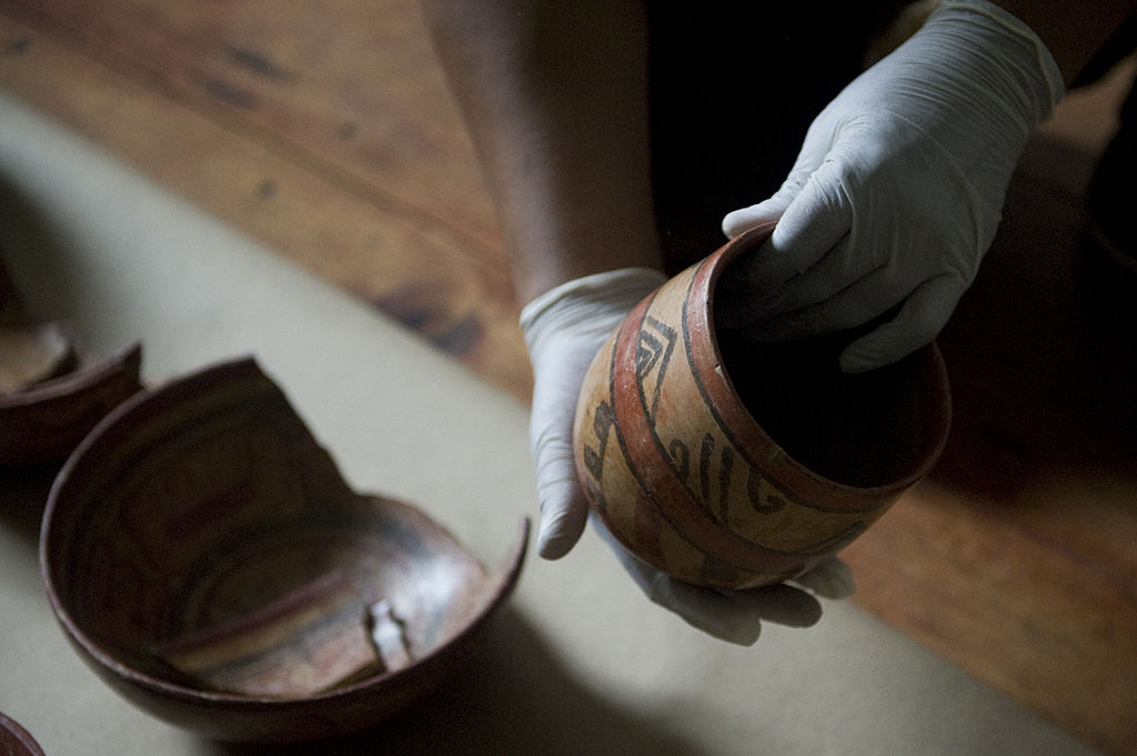 Entre los artefactos mayas encontrados había vasijas de cerámica.