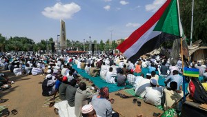 El primer ministro de Sudán regresa a su casa tras el golpe militar