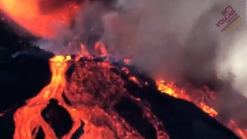 El lecho del volcán y sus ríos de lava vistos con un dron