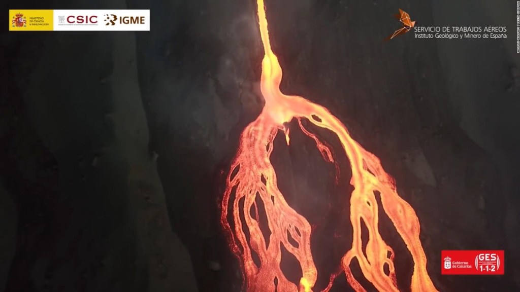 Saluran lava yang mengalir dari gunung berapi La Palma