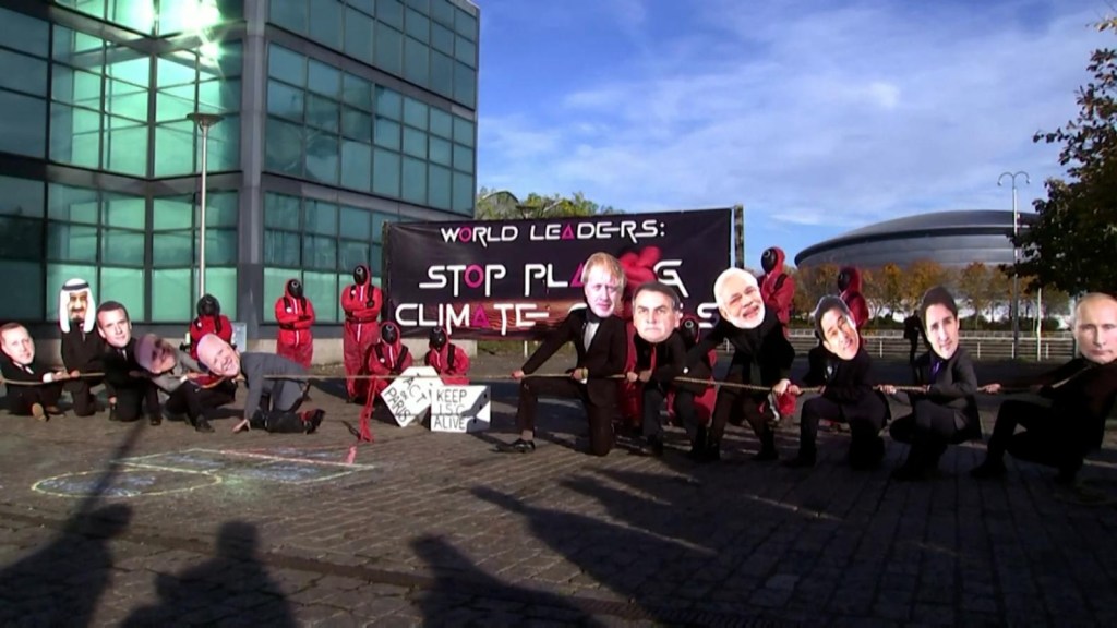 Protesta al estilo "El juego del calamar" en la COP26
