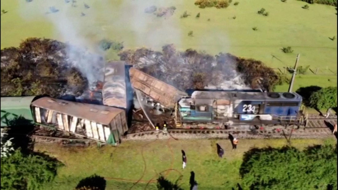 Descarrilan e incendian vagones de tren en Chile