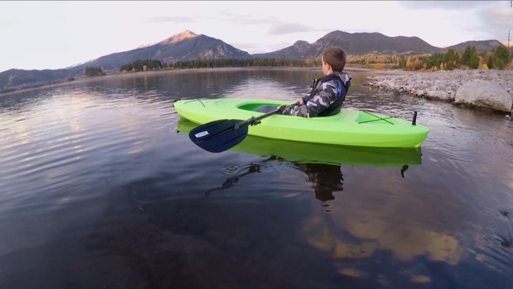 Un niño va en kayak a la escuela