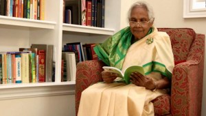 Mujer de 87 años termina maestría