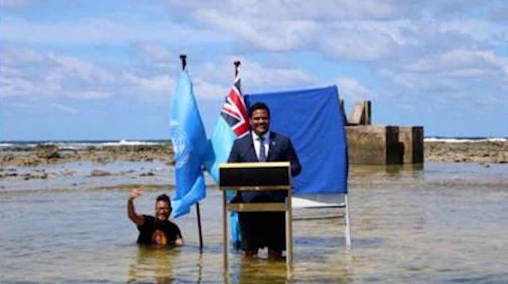 Ministro da mensaje a la COP26 con el agua a las rodillas