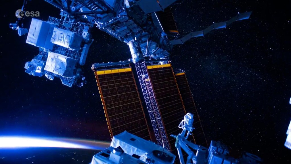 Astronauta udostępniający upływ czasu z nocy w kosmosie