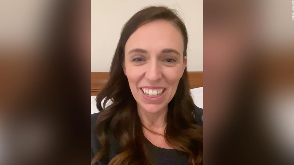 Hija de la primera ministra de Nueva Zelandia irrumpe en transmisión