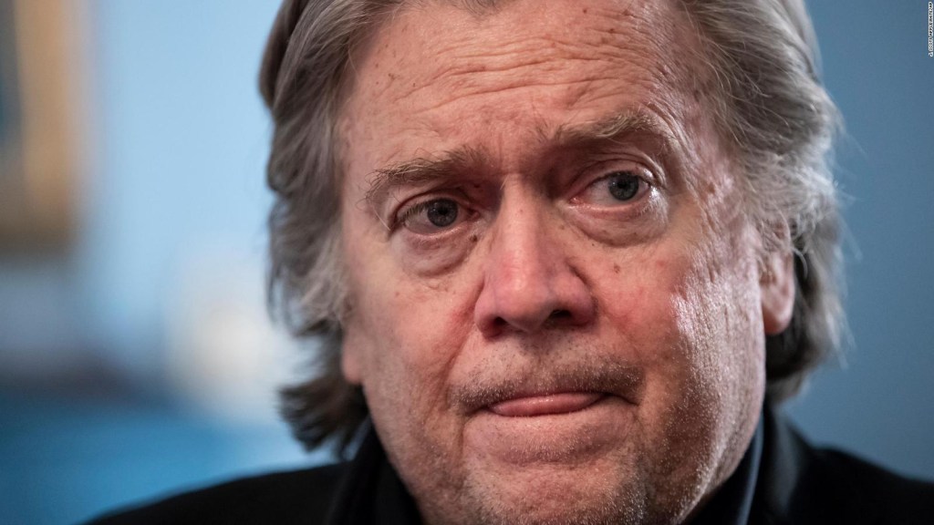 Acusan a Bannon, exasesor de Trump, con dos cargos de desacato