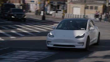 Mira un Tesla en modo "conducción autónoma completa"