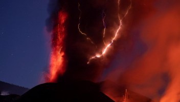 Increíbles imágenes: rayo atraviesa al volcán de La Palma