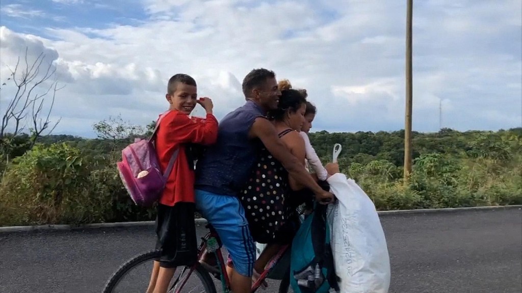 Más de 100 migrantes realizan travesía por México en Bicicleta