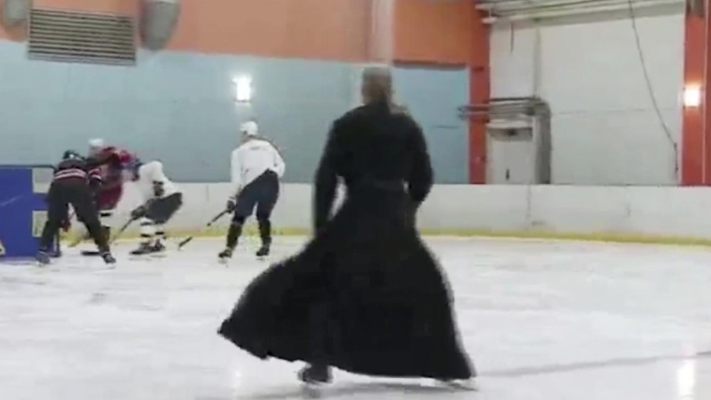 Mira a sacerdote dar misa en pista de hockey sobre hielo