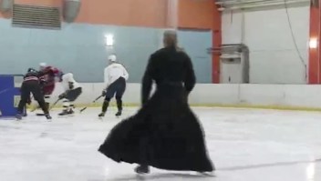 Mira a sacerdote dar misa en pista de hockey sobre hielo