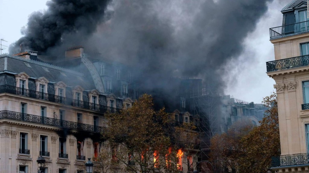 Así se vio el gran incendio en un edificio del centro de París