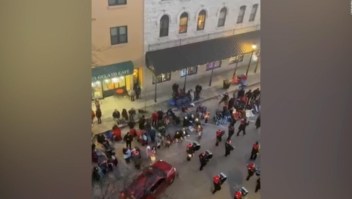 Testigo grabó a la camioneta atropellando a una multitud