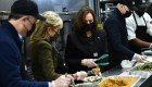 Biden y Kamala preparan comida para desfavorecidos