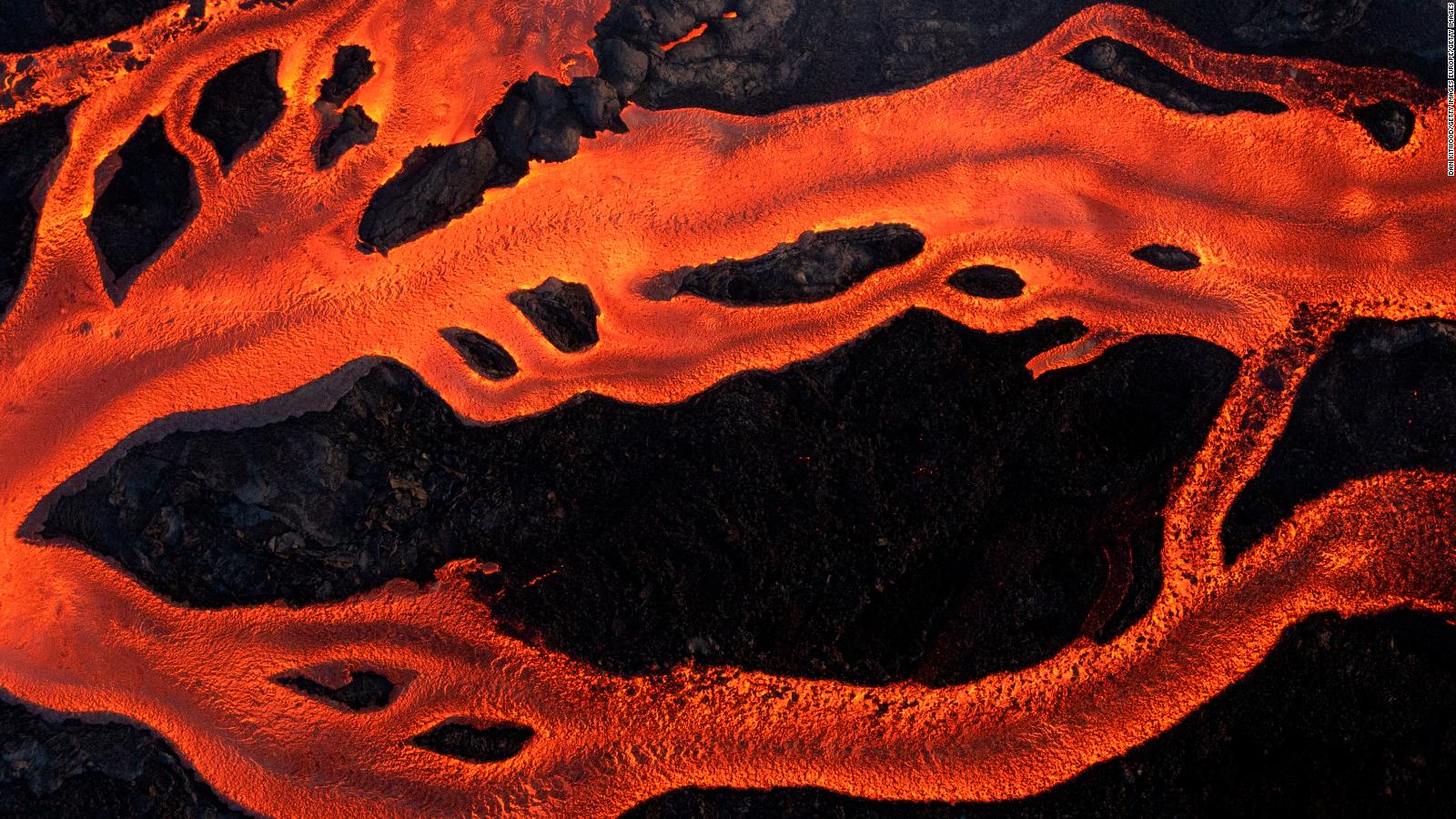 Mira cómo este río de lava arrastra rocas en La Palma