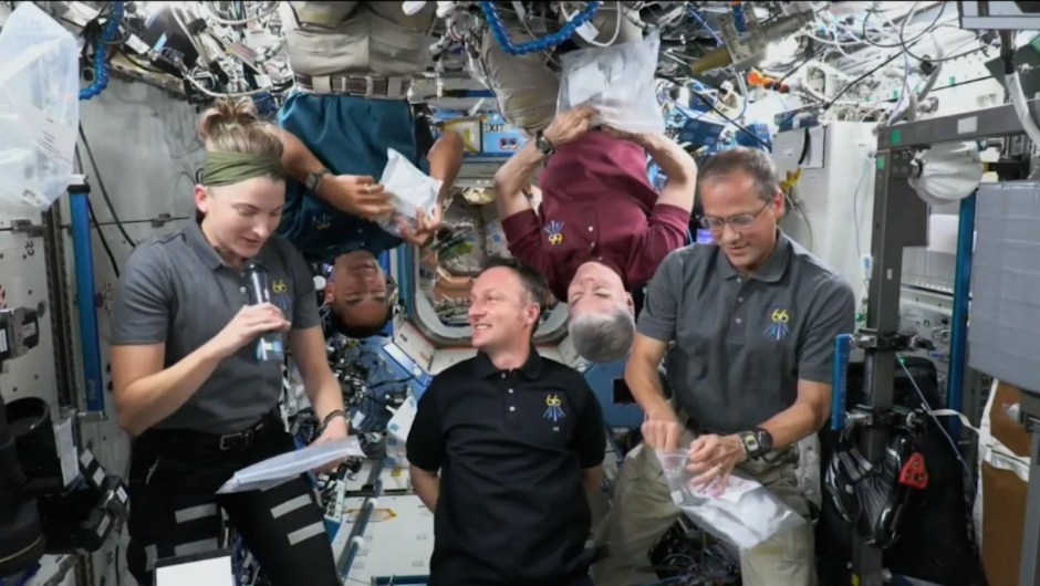 Mira cómo celebran el día de Acción de Gracias estos astronautas