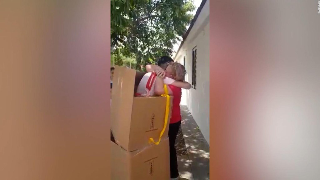 After years without seeing each other, this is how he surprises his mother in a box